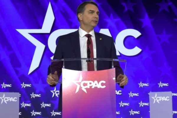 A fala de Flávio Bolsonaro sobre os EUA que revoltou aliados de Lula