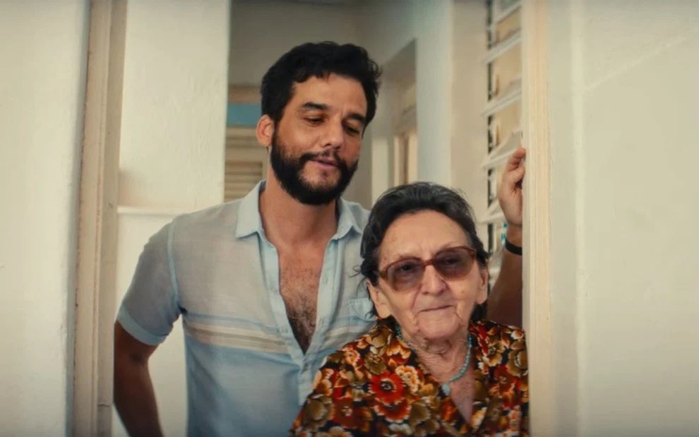 Tânia Maria e Wagner Moura em O Agente Secreto