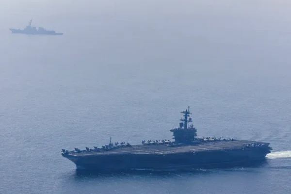 Irã ataca porta-aviões dos EUA no mar Arábico e agrava tensões militares