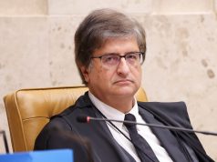 procurador-geral Paulo Gonet sério, de óculos de grau, sentado