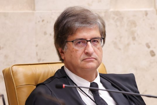 procurador-geral Paulo Gonet sério, de óculos de grau, sentado