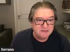 O jurista Pedro Serrano de óculos de grau e camiseta preta, falando para a câmera