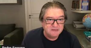 O jurista Pedro Serrano de óculos de grau e camiseta preta, falando para a câmera