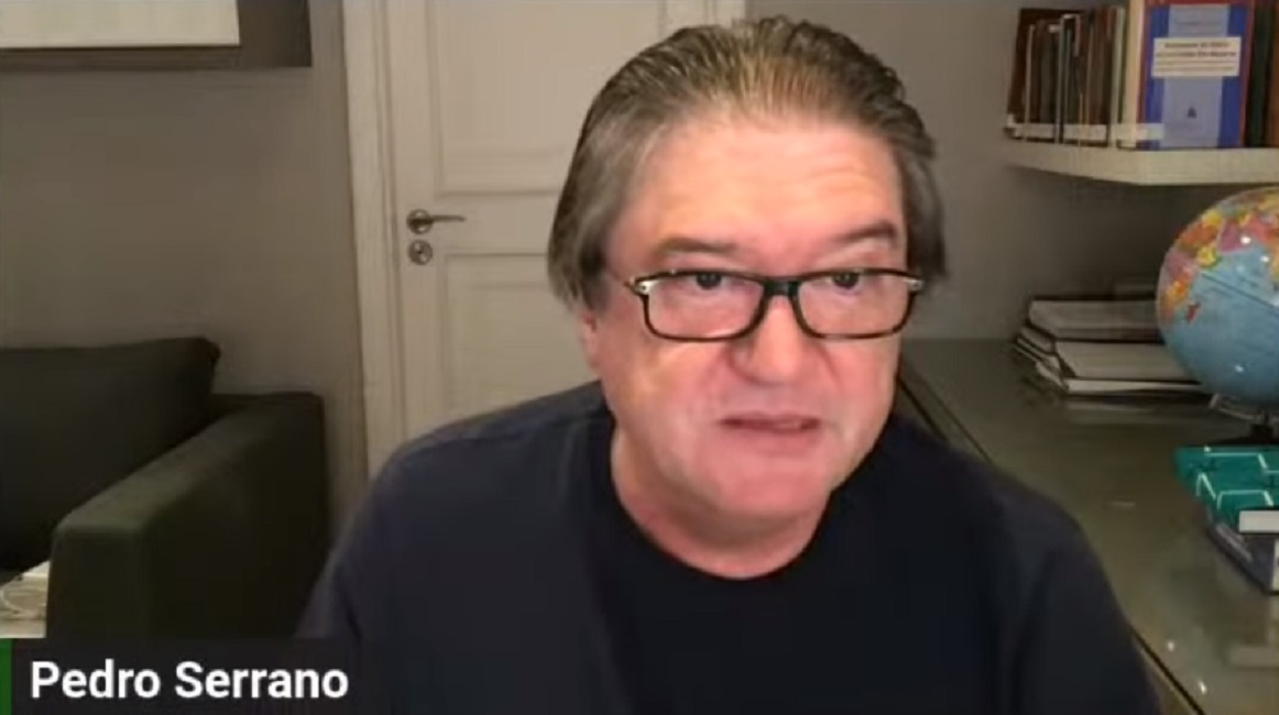 O jurista Pedro Serrano de óculos de grau e camiseta preta, falando para a câmera