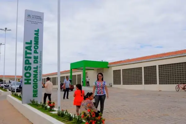 Mulher morre e mais de 100 pessoas são hospitalizadas após comerem pizza