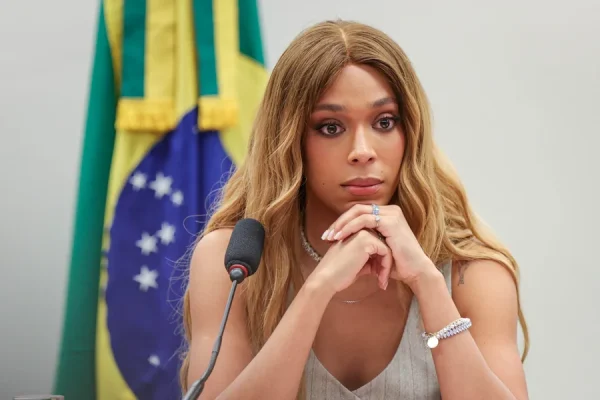 AGU atende Erika Hilton e pede remoção de posts no X contra o PL da misoginia