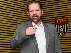 Reinaldo Carneiro Bastos, presidente da Federação Paulista de Futebol, sério, de roupa social, falando, sem olhar para a câmera