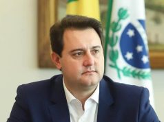 O governador do Paraná, Ratinho Júnior (PSD), sério, olhando para o lado