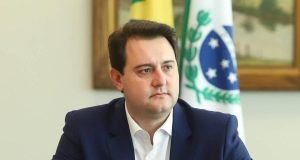 O governador do Paraná, Ratinho Júnior (PSD), sério, olhando para o lado