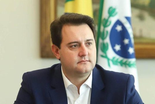 O governador do Paraná, Ratinho Júnior (PSD), sério, olhando para o lado