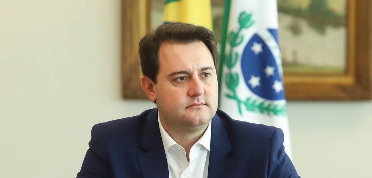 O governador do Paraná, Ratinho Júnior (PSD), sério, olhando para o lado