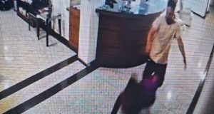 Recepcionista sendo agredida - Reprodução