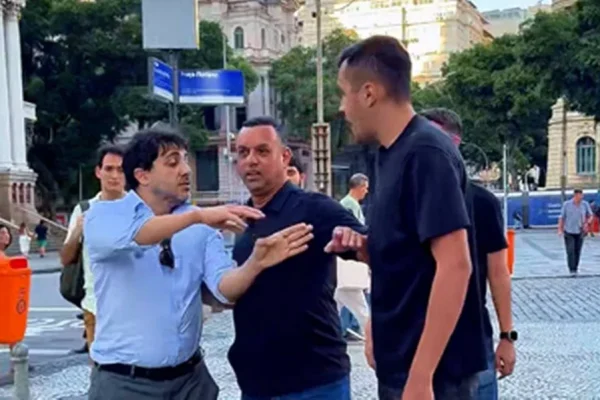 VÍDEO - "Vendido, vagabundo": Renan Santos briga com ex-militante do MBL