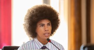 O deputado estadual Renato Freitas (PT) falando, sério