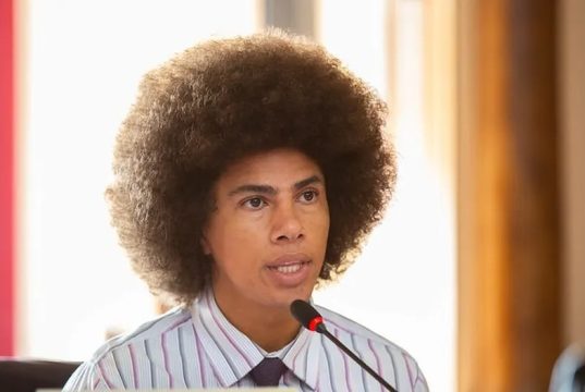 O deputado estadual Renato Freitas (PT) falando, sério