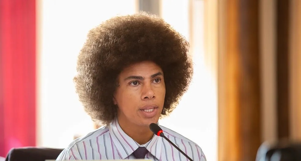 O deputado estadual Renato Freitas (PT) falando, sério