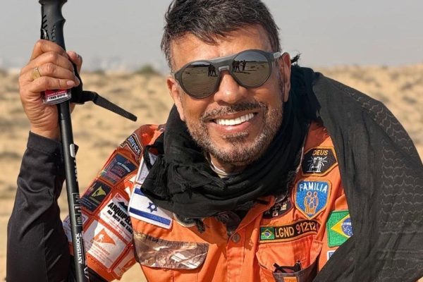 Legendário antivacina que foi subir montanha em Dubai não consegue voltar e reclama do Irã