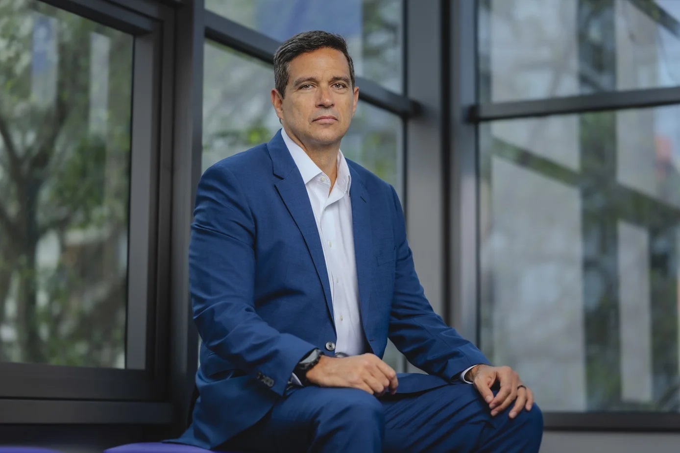 ex-presidente do Banco Central Roberto Campos Neto sentado, sério, olhando para a câmera