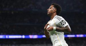 Rodrygo, atacante do Real Madrid, correndo, de perfil