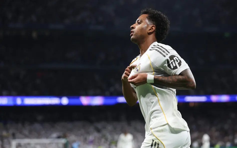 Rodrygo, atacante do Real Madrid, correndo, de perfil