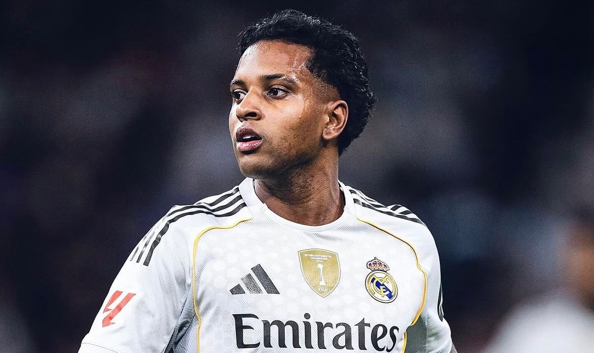 jogador brasileiro Rodrygo Goes de uniforme, olhando para trás, sério