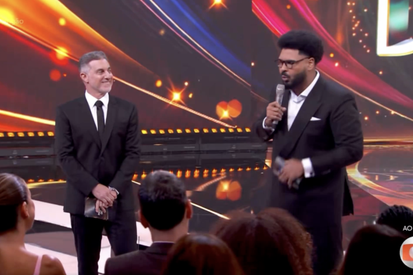 Paulo Vieira constrange Huck ao vivo na Globo com piadas sobre Vorcaro e PowerPoint