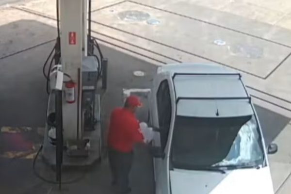 Homem tenta incendiar carro com filha e ameaça ex-mulher