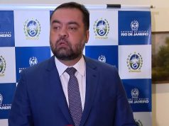 Cláudio Castro falando, sério, sem olhar para a câmera