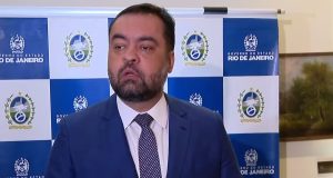 Cláudio Castro falando, sério, sem olhar para a câmera