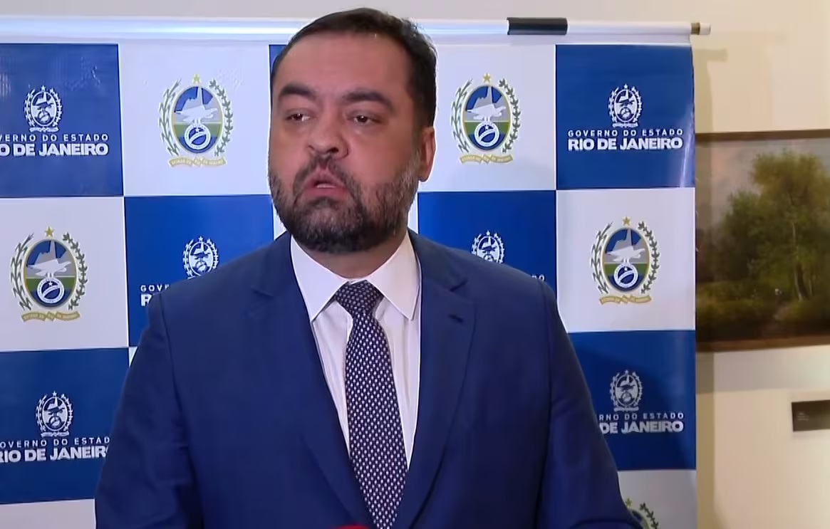 Cláudio Castro falando, sério, sem olhar para a câmera