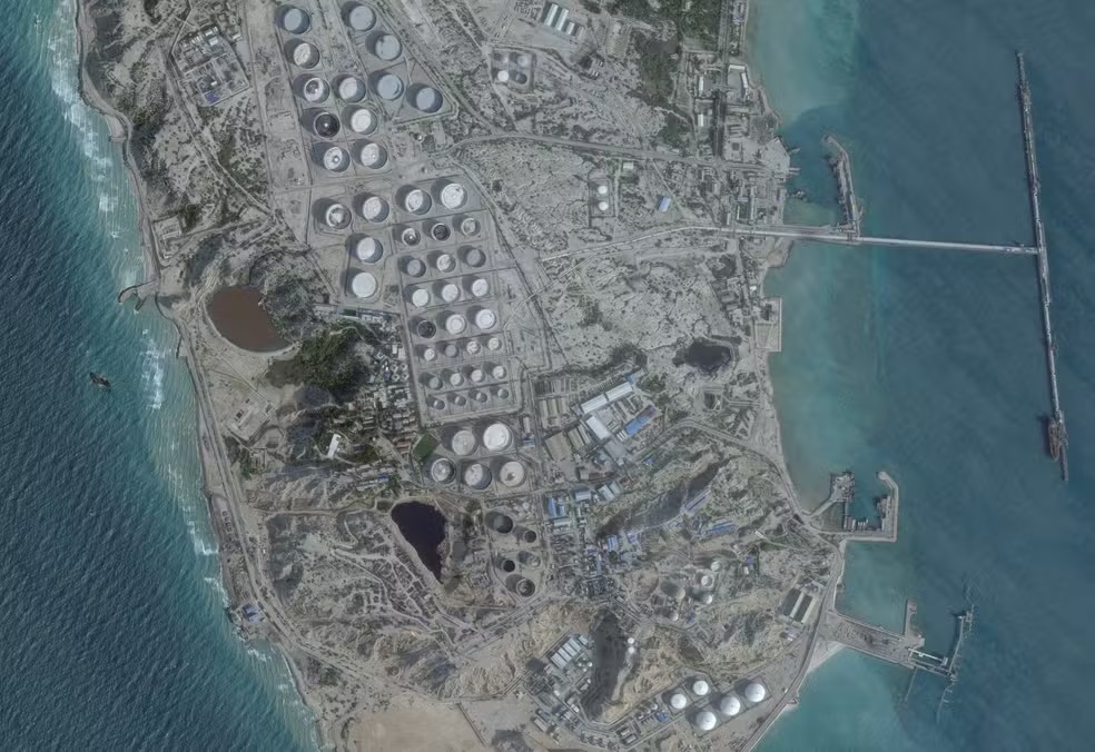 Imagem de satélite mostra terminal de petróleo na Ilha de Kharg, em fevereiro de 2026 - Planet Labs PBC/Handout via REUTERS