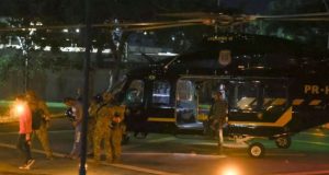 O dono do Banco Master, Daniel Vorcaro, ao deixar helicóptero