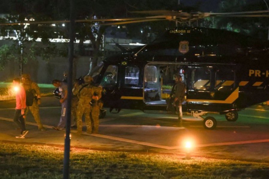 O dono do Banco Master, Daniel Vorcaro, ao deixar helicóptero