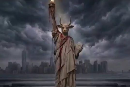 Estátua da Liberdade com cabeça de demônio