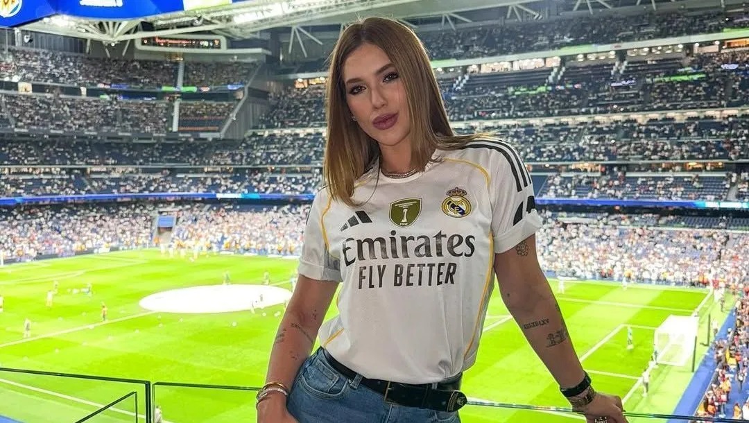 a influenciadora Virginia Fonseca posando em estádio, séria, de cabelo solto