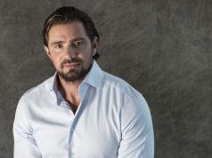 Daniel Vorcaro olhando sério para a câmera