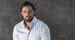 Daniel Vorcaro olhando sério para a câmera