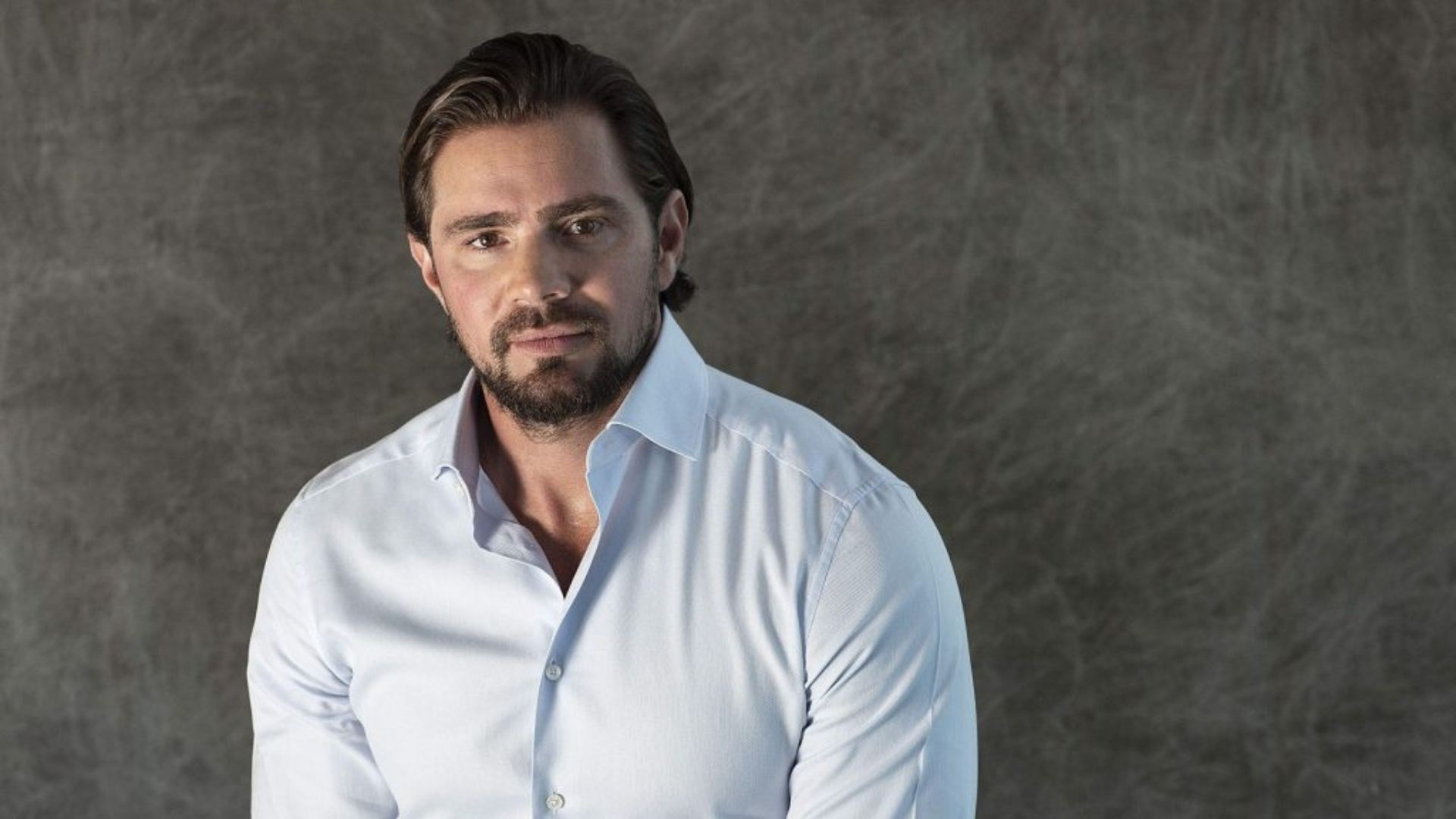 Daniel Vorcaro olhando sério para a câmera