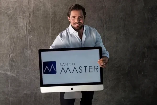 Policial preso por espionar para Vorcaro recebe R$ 22 mil de aposentadoria