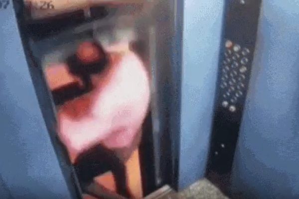 VÍDEO - Homem quase é esmagado por elevador e escapa por pouco