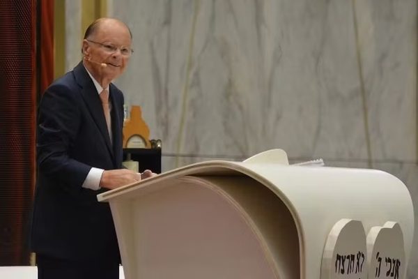 Ignorado por Lula e Flávio, Edir Macedo aluga 9 estádios para mandar recado