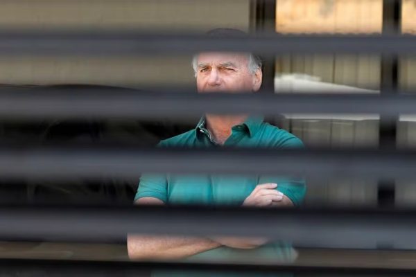 Moraes manda polícia vigiar Bolsonaro por 24 horas e proíbe celulares em hospital