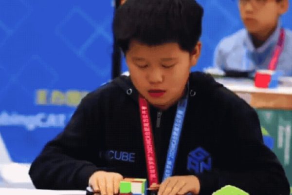 VÍDEO - Recorde mundial: menino de 9 anos resolve cubo mágico em menos de 1 segundo