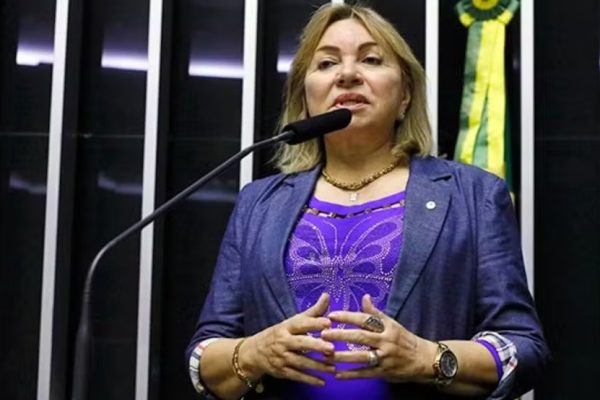 Deputada bolsonarista usou dinheiro desviado do INSS para comprar apartamento e carro de luxo