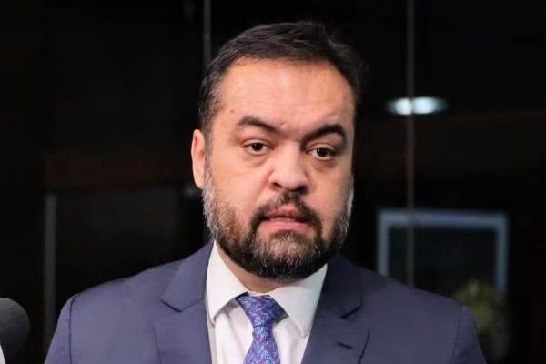 Sakamoto: Castro dá bilhão ao Master, produz chacinas, contrata fantasmas e renuncia