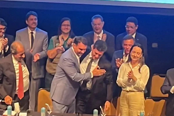 VÍDEO - Moro puxa saco de Flávio, ataca Lula e sugere que ele fraudou as eleições