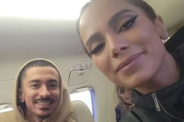 Irmão de Anitta é preso em aeroporto de Paris e cantora pede ajuda nas redes