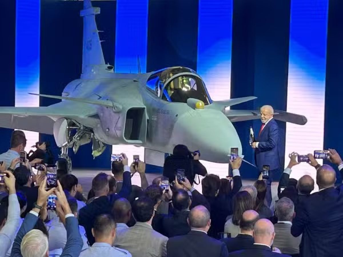 VÍDEO – Lula apresenta primeiro caça supersônico produzido no Brasil