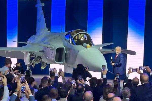 VÍDEO - Lula apresenta primeiro caça supersônico produzido no Brasil