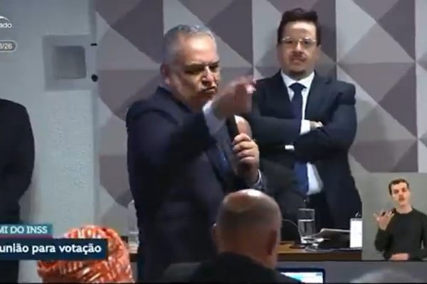 VÍDEO: Na CPMI, deputado bolsonarista xinga Lindbergh de “bandido e cafetão”